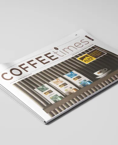 Alps Coffee Coffee Times Kundenmagazin Ausgabe 26 Herbst-Winter 2025/26 aufgeschlagen auf Tisch
